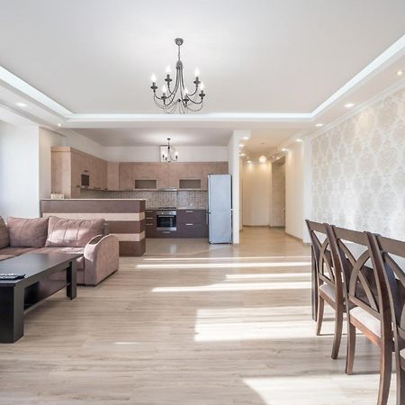2 Bedrooms 2 Bathrooms Large And Lux Apartment Best Location Ереван Экстерьер фото